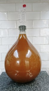 Elderflower wine in secondary fermentation